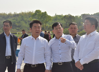 中共湘潭县委书记傅国平到天易云龙中学建设现场调研